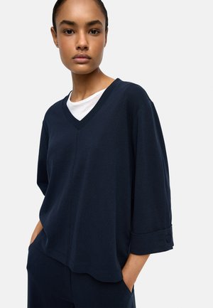 - Bluzka z długim rękawem