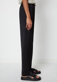 Marc O'Polo WEITE AUS LEICHT ELASTISCHER  - Stoffhose - black