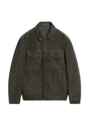 Mørkegrøn ruskindjakke med knaplukning foran, to brystlommer med klap, lange ærmer og en spids krave.