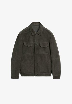 Dunkelgrüne Wildlederjacke mit durchgehendem Knopfverschluss, zwei Klapp-Brusttaschen, langen Ärmeln und spitzem Kragen.