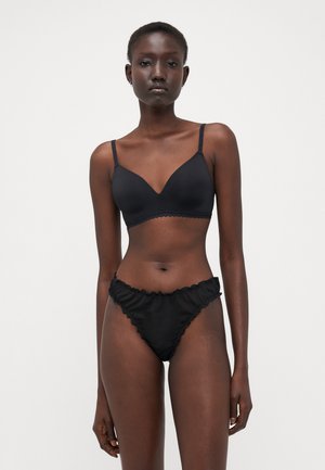 Zwarte bh met verstelbare banden, gladde stof, V-halsontwerp, gecombineerd met zwarte bikini slipjes met ruffles. Eenvoudige, naadloze esthetiek.