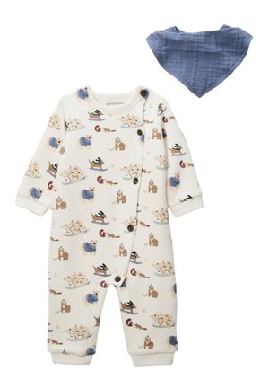 Grenouillère pour bébé de couleur crème avec motifs d'animaux et de luge, fermeture par boutons, et accessoire en tissu triangulaire bleu assorti.