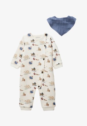 Grenouillère pour bébé de couleur crème avec motifs d'animaux et de luge, fermeture par boutons, et accessoire en tissu triangulaire bleu assorti.