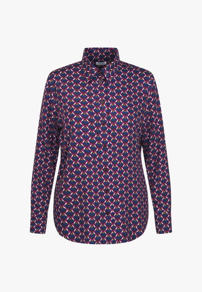 Camicia a maniche lunghe con bottoni di tessuto blu navy, caratterizzata da un motivo geometrico a cuori nei colori rosso, rosa e crema. Colletto classico e chiusura con bottoni.