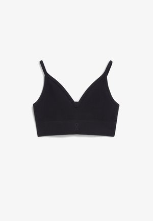Zwarte draadloze bralette met een V-halsontwerp, gestructureerde stof, verstelbare bandjes en een rekbare band met een subtiel logo detail.