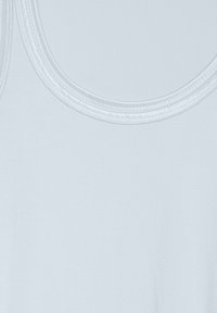 Egyszínű, világoskék, ujjatlan felső dupla varrású, kerek nyakú részletekkel.