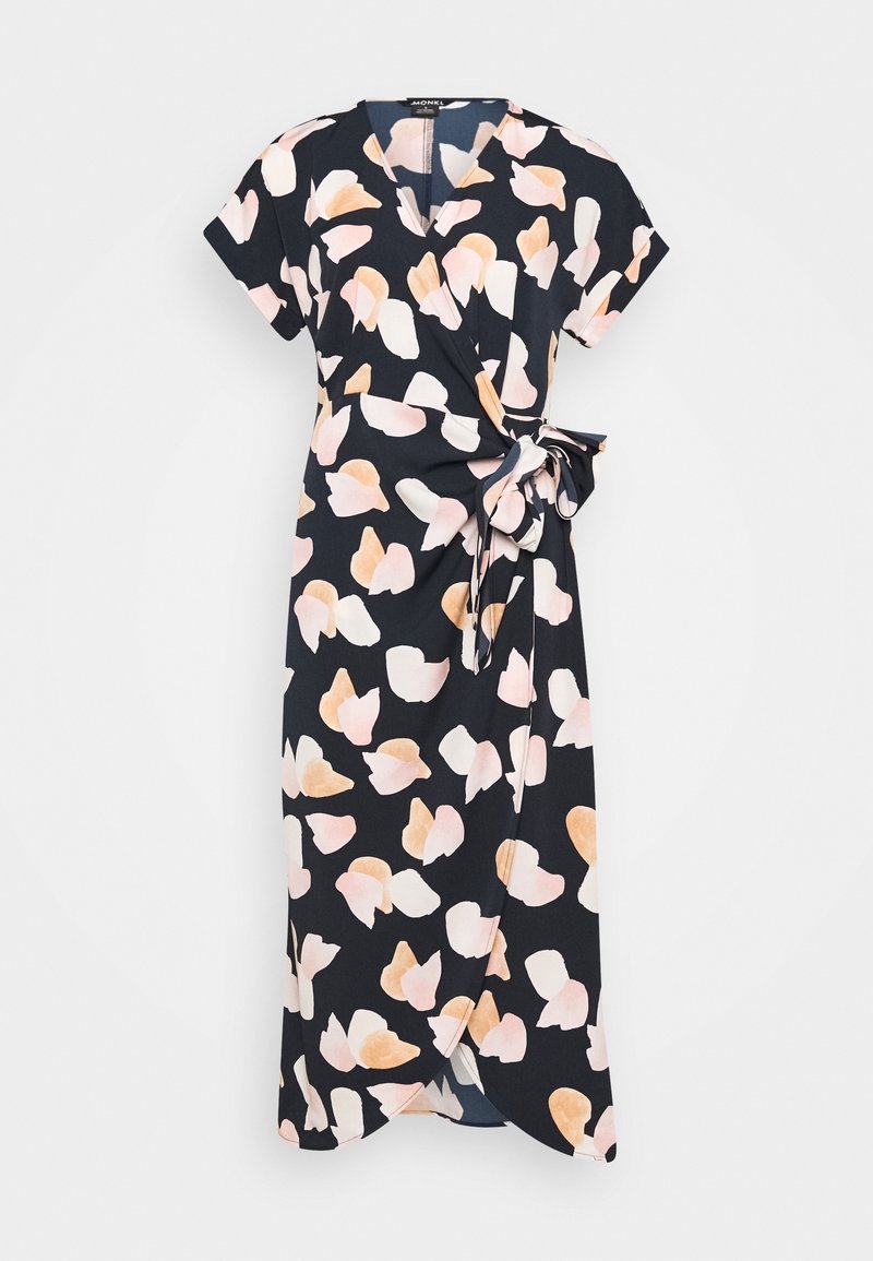 Robe portefeuille noire avec manches courtes, motif abstrait de pétales rose et beige, nouée sur le côté à la taille, longueur au genou.