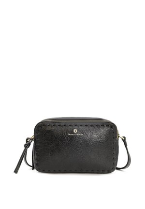 Borsa crossbody in pelle nera con superficie texturizzata, chiusura con zip e tracolla removibile. Presenta un logo in tono dorato e dettagli cuciti.