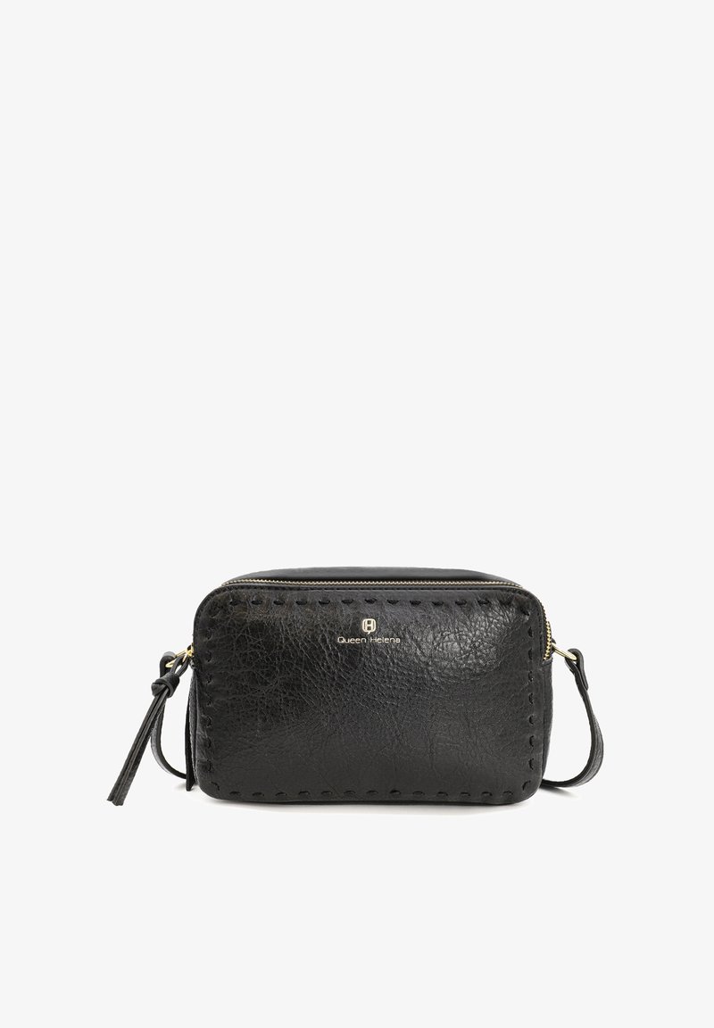 Borsa crossbody in pelle nera con superficie texturizzata, chiusura con zip e tracolla removibile. Presenta un logo in tono dorato e dettagli cuciti.