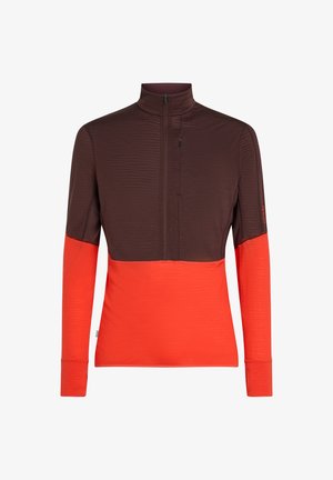 Herren Langarm-Halbzip-Oberteil mit burgunderrotem oberen Bereich und leuchtend orangenen unteren Abschnitten sowie Daumenlöchern an den Bündchen.