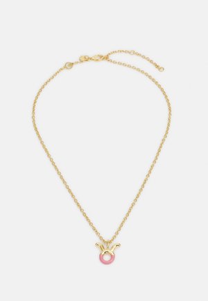 Zarte goldene Halskette mit einem Anhänger in Form eines goldenen und rosa Widder-Zeichens auf weißem Hintergrund.