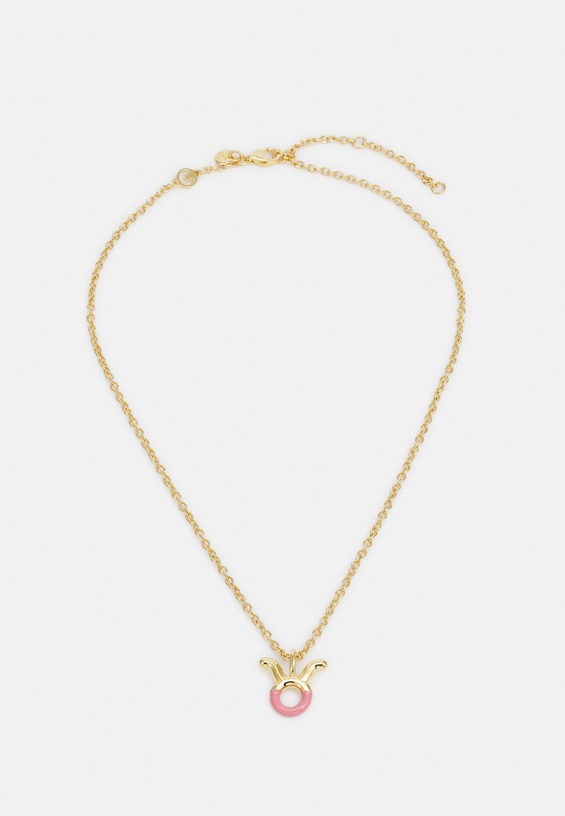Collier délicat en chaîne d'or avec un pendentif en forme de symbole du Bélier en or et rose sur fond blanc.