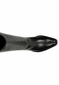 Černá kožená kotníková bota s špičatou špičkou, hladkou texturou a minimálním šitím podél podrážky. Nárt je přiléhavý a elegantní.