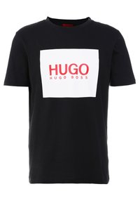Sort bomulds T-shirt med en hvid rektangulær grafik, der har teksten "HUGO" i rød og "HUGO BOSS" nedenunder i mindre sort skrift.