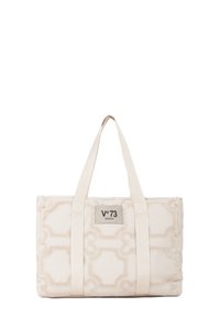 Sac fourre-tout en tissu texturé crème avec un motif géométrique. Comprend deux poignées robustes, un patch logo à l'avant et une forme rectangulaire.