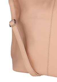 Lichtroze leren schoudertas met een getextureerd oppervlak. Heeft een lange, verstelbare riem en zichtbare stikdetails langs de naden.