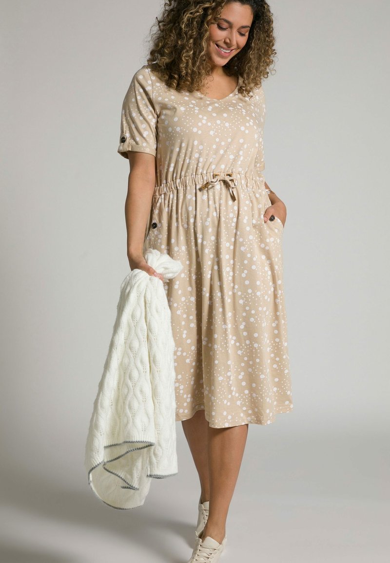 Damen Freizeitkleider | Ulla Popken LIEN SOUS TUNNEL LIGNE A ENCOLURE V MANCHES COURTE Jerseykleid beige - HP96318 Damen Freizeitkleider | Ulla Popken LIEN SOUS TUNNEL LIGNE A ENCOLURE V MANCHES COURTE Jerseykleid beige - HP96318