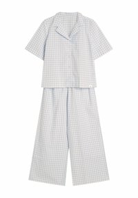 Niebiesko-biała w kratkę piżama składająca się z krótkiego rękawa, zapinanego na guziki topu i spodni o szerokich nogawkach, wykonana z lekkiego materiału.