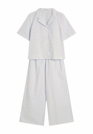 Niebiesko-biała w kratkę piżama składająca się z krótkiego rękawa, zapinanego na guziki topu i spodni o szerokich nogawkach, wykonana z lekkiego materiału.
