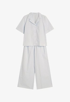 Niebiesko-biała w kratkę piżama składająca się z krótkiego rękawa, zapinanego na guziki topu i spodni o szerokich nogawkach, wykonana z lekkiego materiału.
