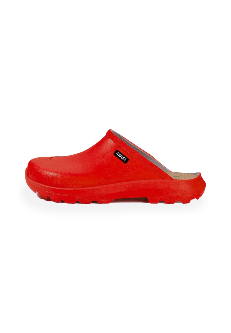 Sabots rouges en matériau durable, avec un design épuré, une forme profilée, une semelle texturée et un logo Aigle sur le côté.
