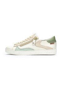 Sneaker avec un dessus en cuir blanc, beige et vert, pr�ésentant un détail zippé, un panneau latéral texturé, un système de laçage et une semelle en caoutchouc blanc.