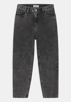 Jeans in denim nero lavato a vita alta con bottone frontale, passanti per cintura e cinque tasche, di Lindex, adagiati su uno sfondo bianco.