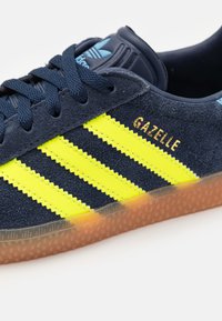 adidas Originals GAZELLE KIDS - Baskets basses - night indigo/solar yellow/light blue