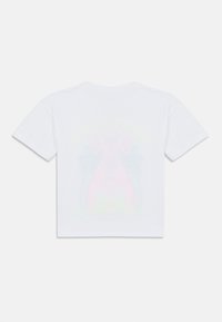 Λευκό βαμβακερό κοντομάνικο t-shirt, με διακριτικό, πολύχρωμο, αφηρημένο μοτίβο στην πλάτη. Λείο ύφασμα, άνετη εφαρμογή.