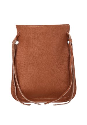 Brązowa, teksturowana skórzana torba na ramię z regulowanymi paskami i srebrnymi metalowymi oczkami, pokazana na białym tle.