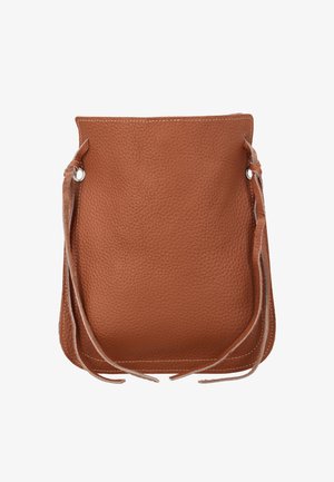 Bruine gestructureerde leren schoudertas met verstelbare banden en zilverkleurige metalen oogjes, afgebeeld tegen een witte achtergrond.