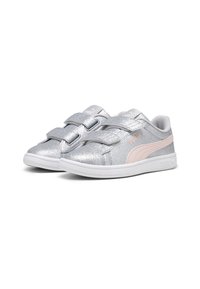 Sneakers glitterati argento con due strap in velcro larghi, suola bianca e un accento rosa di lato, progettate per comfort e facilità d'uso.