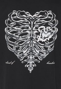 PEQUS ISLAND OF HEARTBREAKS UNISEX - T-shirt imprimé - black