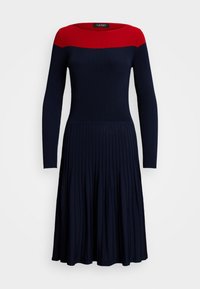 Vestido de malha com mangas longas, apresentando um decote canelado vermelho, corpo azul-marinho e saia plissada, projetado para uma silhueta ajustada.