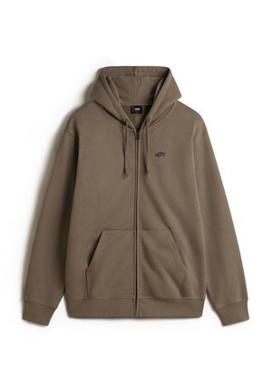 Sudadera con cremallera marrón, con capucha ajustable, dos bolsillos frontales y un pequeño logo negro en el lado izquierdo del pecho. Textura suave y lisa.