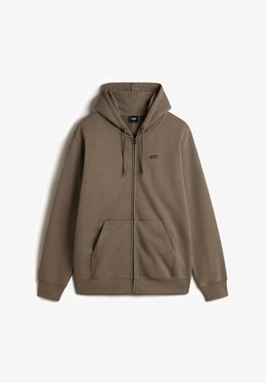 Felpa con zip di colore marrone, dotata di cappuccio regolabile con cordino, due tasche anteriori e un piccolo logo nero sul lato sinistro del petto. Texture morbida e liscia.