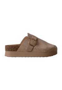 Sabot beige en daim à enfiler avec bride réglable à boucle, talon à texture liège et semelle épaisse en caoutchouc avec relief pour l’adhérence.