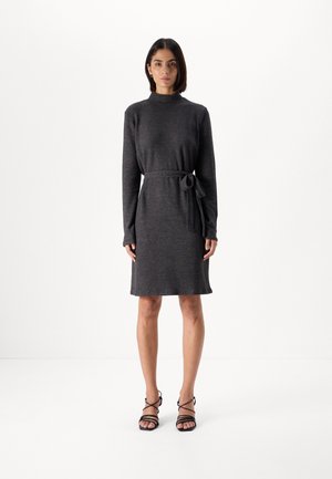 Kullsvart strikket kjole med høy hals, lange ermer og belted midje. Glatt tekstur, kne-lengde hem og minimalistisk design.