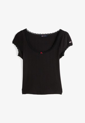 Svart ribbad topp med kort ärm som har en rundad halsringning, spetsdetaljer och en liten röd blommig detalj i mitten.