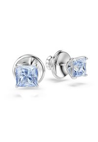 Kantiga blå stenar i en fyrklorad inställning, insatta i glänsande silverfärgad metall. Rund baksida med en säker baksida.