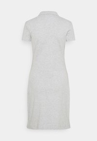 Grijze polo jurk met korte mouwen en een kraag, gemaakt van een gladde katoenmix, die net boven de knie valt met zijslits.