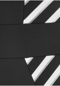 Tissu noir extensible avec des rayures diagonales grises et blanches, présentant une surface texturée et des bandes noires lisses et contrastantes.