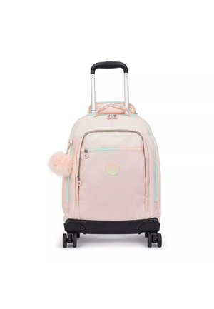 Valigia rosa con ruote nere, tasca frontale con zip, dettagli verde menta e un pompon soffice attaccato alla zip.