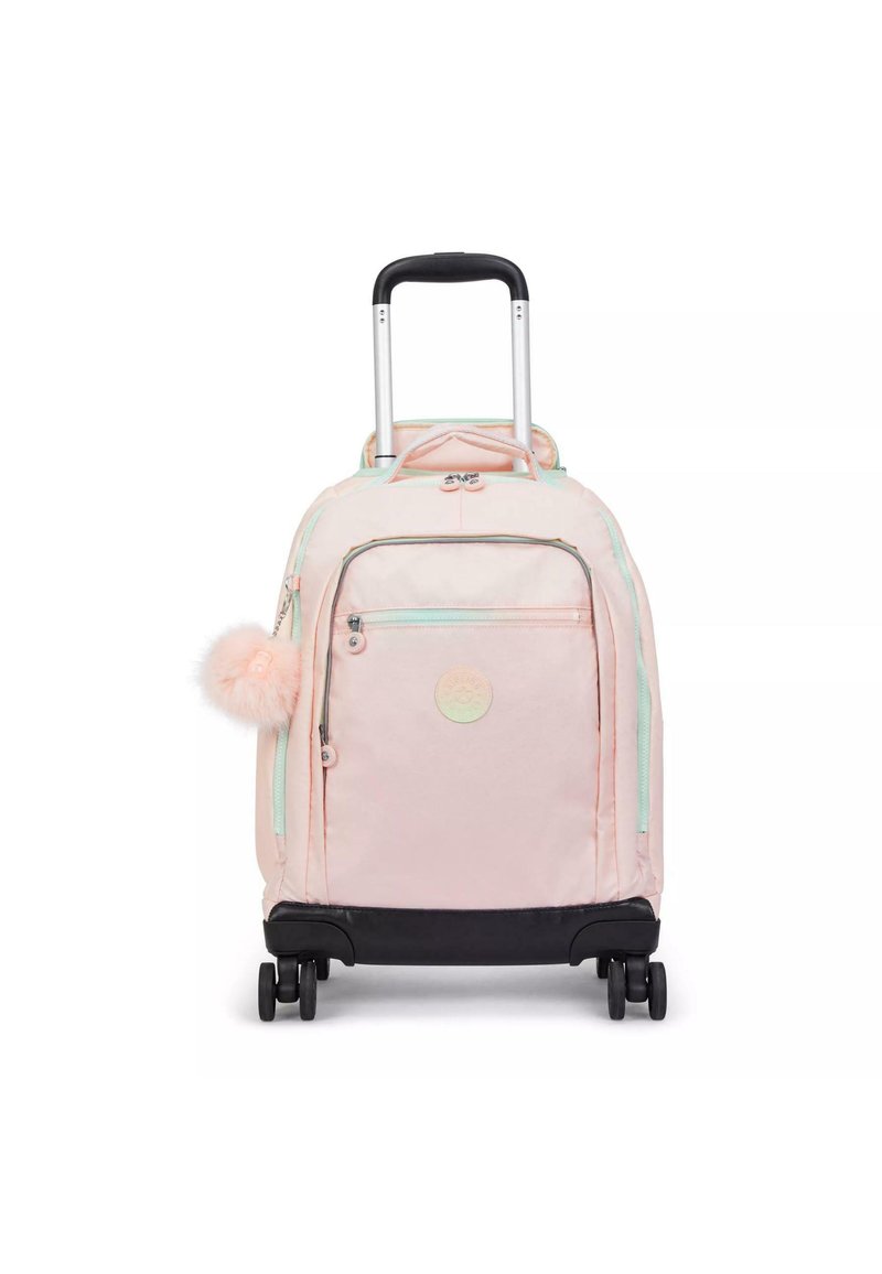 Valigia rosa con ruote nere, tasca frontale con zip, dettagli verde menta e un pompon soffice attaccato alla zip.