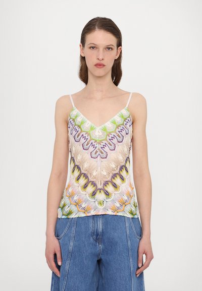 Floral patroon camisole van lichtgewicht stof; met spaghettibandjes, V-hals en een mix van groen, paars en oranje tinten.