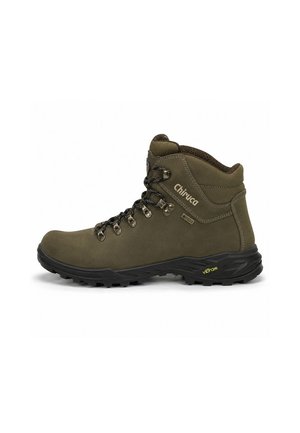 Bota de montaña alta color verde oliva con cordones negros, cuello acolchado, suela Vibram y marca Chiruca en el lateral.