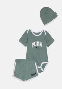 Ensemble pour bébé en coton vert clair comprenant un body à manches courtes, un short et un bonnet assorti, avec des bordures blanches et des accents de logo noirs.