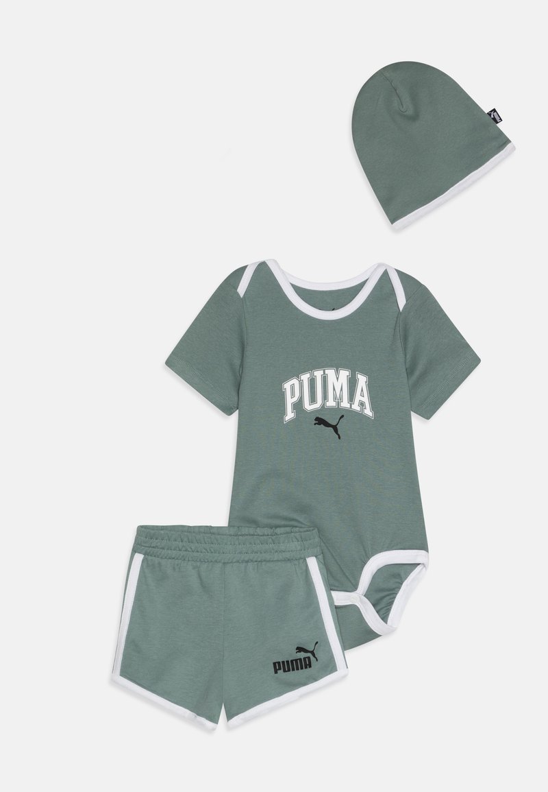 Ensemble pour bébé en coton vert clair comprenant un body à manches courtes, un short et un bonnet assorti, avec des bordures blanches et des accents de logo noirs.