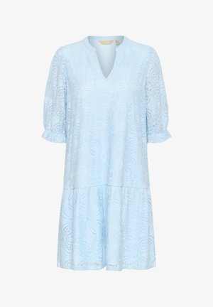 Lichtblauw kanten jurkje met een V-hals, korte pofmouwen en een gelaagd ontwerp met bloemenpatronen door het geheel. Textuur, luchtige stof.
