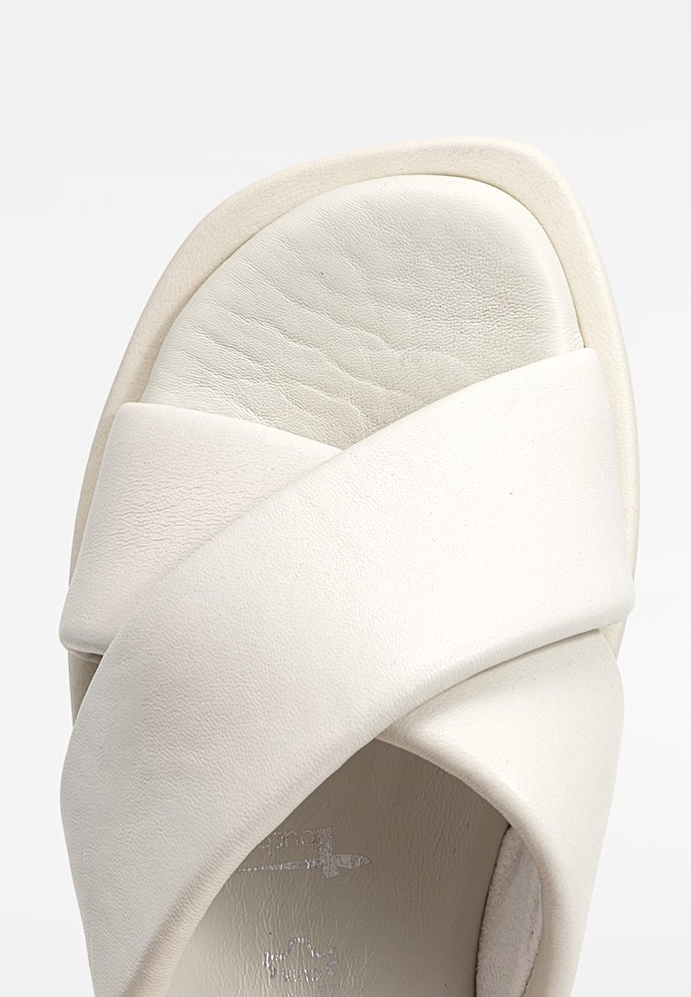 Weiße Leder-Sandale mit Querriemen-Design, runder Zehenpartie und strukturiertem Fußbett. Glatte Oberfläche mit minimalistischem Ästhetik.